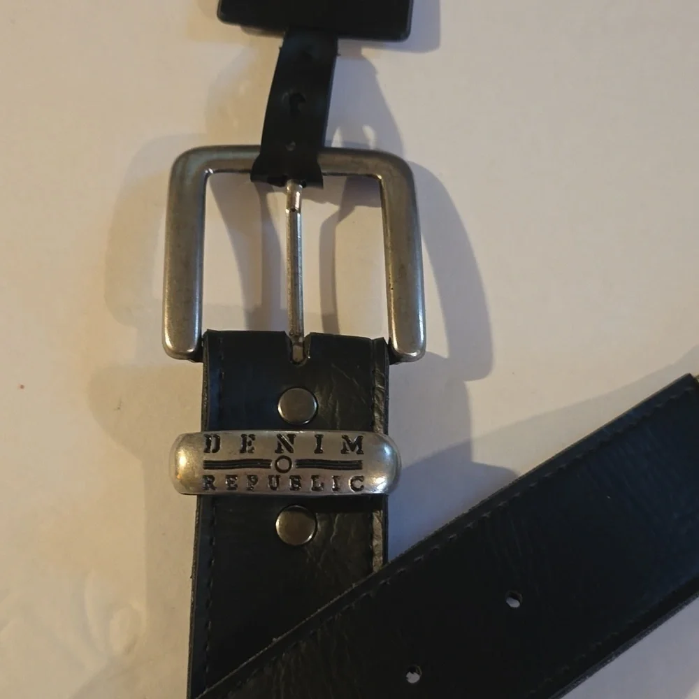 Denim Republic Mens Black Belt Silvertone belt tip and buckle Sz.M/L